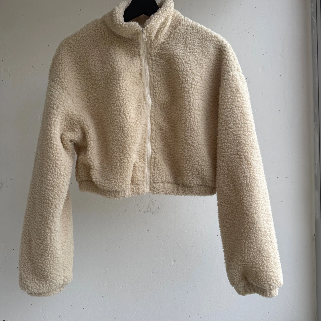 Beige teddyjacka från SHEIN, croppad