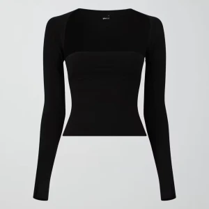 Set i mjukt material - Svarta byxor med utsvängda ben. Tillverkade i ett mjukt och stretchigt material som ger en skön passform. Perfekta för en avslappnad och trendig look. Kan köpas enskilt oxå.