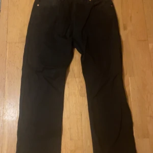 Levis jeans 501 - Säljer nu min fina Levis jeans eftersom den var för stora för mig, den är i väldigt bra skick och har använt den ungefär 4-5 gånger! pris är diskuterbart! Nypris är runt 1199kr
