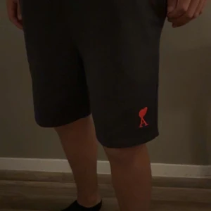 Mörkblåa shorts från Ami Paris - Mörkblåa ami Paris shorts!🙌