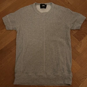 Dolce & Gabbana  T-shirt  - Så fin grå T-shirt från dolce and Gabbana köpt second hand. Storlek på ettikett: 48. Har inga bilder med tröjan på tyvärr💕tveka inte om du har frågor. Kan tänka mig att gå lägre vid snabb affär💕
