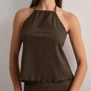 Set - Brunt set från Nelly, använt ett fåtal gånger, storlek xs i både byxor och topp, nypris 550kr