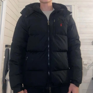 Ralph Lauren puffer jacket - Fint skick, defekter syns på sista bilderna. Spännet till luvan är av och finns ett litet hål.  Storlek M, jag på bilden är 182, normal i storleken. Kom gärna med prisförslag eller andra frågor!