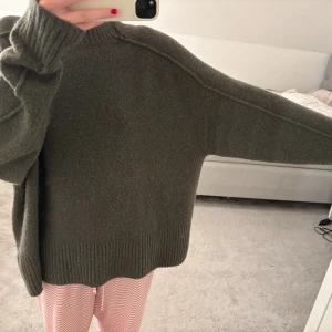 Stickad tröja - Grön stickad tröja från Zara, lite nopprig.