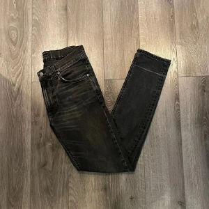 Nudie Jeans Lean Dean Mono Grey - Tjena, säljer dessa väldigt fina Nudie Jeans Lean Dean Mono Grey som passar storlek W30 och L32. Riktigt fina och passar bra till allt. Skriv gärna vid intresse! 