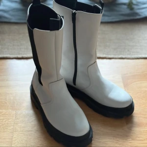 Boots mid-calf - Vita stövlar från H&M. Använda fåtal gånger, i mycket fint skick 🤍