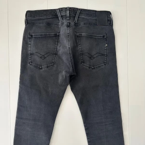 Replay anbsss jeans  - Replay anbsss jeans | storlek 32/32 | skick 9/10 | fraktar via valfrit ombud på köparens bekostnad | hör av dig vid funderingar 