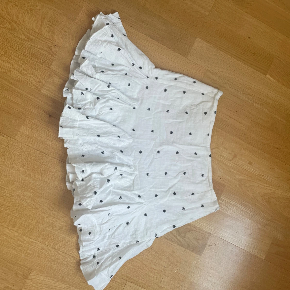 Vit kjol med svarta blommor!! - 1