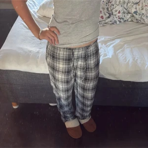 Pyjmasbyxor  - Säljer pyjamasbyxor i st S ifrån Hm❤️bra skick förutom tyvärr en fläck på, bara att fråga om fler bilder eller diskutera priset!