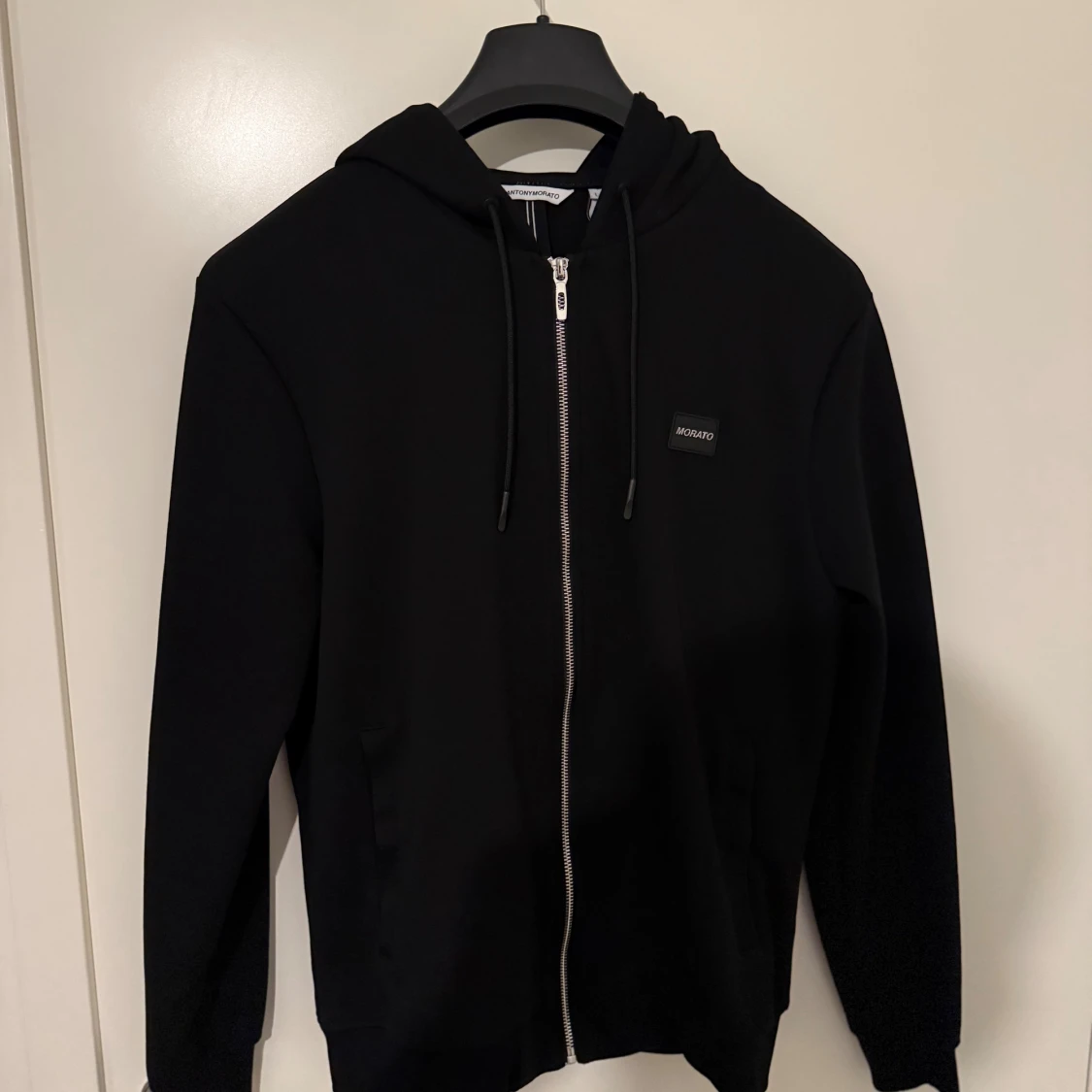 Svart hoodie med dragkedja från Morato