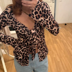 Leopardmönstrad omlottopp med knyt - Använd en gång 