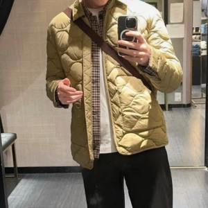 Beige quiltad jacka These Glory Days - Quiltad beige jacka från These Glory Days med Thermore-foder. Jackan har dragkedja framtill, klassisk krage och ett snyggt mönster med rundade quiltade sektioner. Perfekt för dig som vill ha en clean och stilren look under höst och vinter.