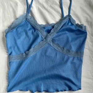 Ljusblått linne med spets  - Ljusblå spetstopp i mjukt luftigt material.