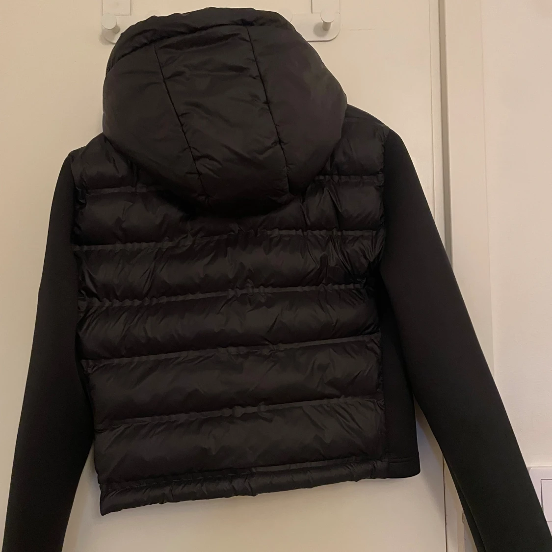 Svart pufferjacka med huva - 1