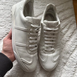 Valentino Flycrew - Nypris 8000kr! Saknar några nitar men inget som påverkar eller syns vid användning! Skambud och brevkompisar ignoreras