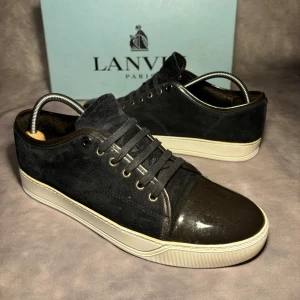 Navy sneakers från Lanvin  - Lanvins cap toe i Navy färg. Skick 8/10 sulkräm har använts för att fräscha upp dom lite. Storlek uk 8 sitter som eu 43