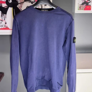 Stone Island Junior crewneck - Vi säljer nu denna snygga Stone Island crewneck i Juniorstorlek, Size M. Cond 8/10 (pinholes och solblekt) Nypris: 1700 kr - Vårt pris: 799 kr  Endast tröjan som medföljer vid köp.          Snabba och enkla affärer prioriteras i vanlig ordning.