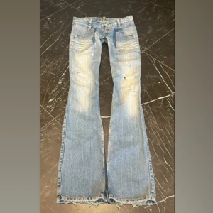 Replay lågmidiade jeans! - Jättefina ljusblå jeans från replay.  Skriv till mig om du har nån fundering. Kan tänka mig att gå ner i pris vid snabb affär! Innerbenslängden-86 cm 