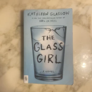 The Glass Girl - En stark och ärlig roman om Bella, som kämpar med pressen från familj och vänner och försöker hantera livet genom alkohol. När allt förändras efter en fest måste hon möta verkligheten och hitta vägen tillbaka. Perfekt för unga vuxna som gillar gripande och realistiska berättelser.