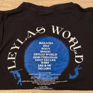 Svart Leylas World t-shirt med tryck Ant wan  - Säljer en tshirt från ant wans album leylas world från 2022. Som på bilden så syns det att trycket har en lätt ‘vintage look’ efter användning – inte trasigt, men lite nött. Storleken är L men passar för S och M
