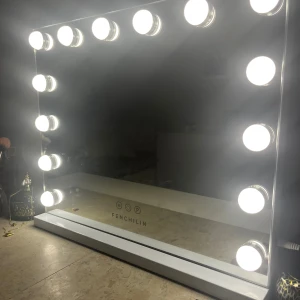 Sminkspegel med LED-lampor - Säljer denna sminkspegel. Nytt skick, haft den bara några månader. Möts upp så ingen postning så isåfall gratis frakt!!