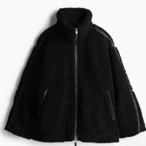Svart teddyjacka med dragkedja - Mysig svart teddyjacka med hög krage och hel dragkedja framtill. Jackan har två sidofickor och en loose passform som ger en chill vibe. Perfekt för att hålla värmen under kyliga dagar och passar till de flesta outfits.