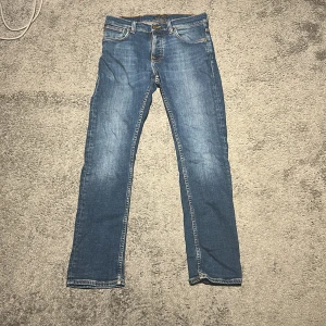 Nudie Jeans - Säljer ett par klassiska blå Nudie Jeans i storlek 30/30. Priset kan eventuellt diskuteras.