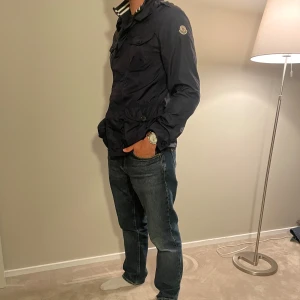 Moncler Field Jacket - Mörkblå Moncler field jacket, perfekt tunn vår/höst jacka. Sitter som en XS passar 165-175