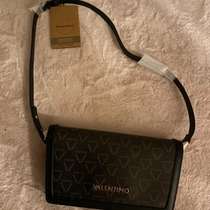Valentino väska - Helt ny oanvänd valentinoväska med lappen kvar, skriv för fler bilder💕