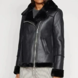 Svart pälsjacka med dragkedja - Snygg svart pälsjacka med bred krage och mjuk päls på insidan och vid ärmslut. Jackan har en cool asymmetrisk dragkedja och två fickor fram. Perfekt för dig som gillar en edgy stil och vill hålla dig varm under kalla dagar.