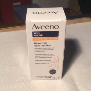 Aveeno Skin Relief Cica Balm 50ml - Aveeno Skin Relief nourish & repair cica balm, 50ml, är en parfymfri ansiktsbalm som intensivt återfuktar och hjälper till att reparera mycket torr hud. Innehåller prebiotisk havrekomplex och glycerin. Kommer i en vit och orange förpackning.