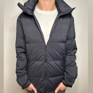 J.Lindeberg Vinterjacka - Svart vinterjacka från J.lindeberg i strl M • Bra skick! • Nypris: ~4600kr • Vårt pris: 1999kr • Modellen på bilden är 188 cm och väger 75kg • Tveka inte på att skriva vid eventuella frågor eller funderingar!