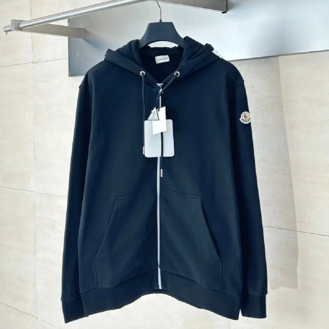 Svart Moncler hoodie med dragkedja