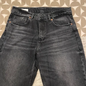 Svarta wide jeans från Zara - Säljer ett par svarta jeans från Zara med snygg tvättad look och raka, vida ben. Nypris 699kr 