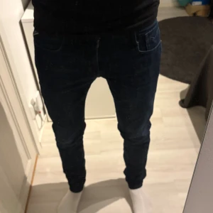Nyskick Replay jeans anbass slim fit - Snygga ock sköna mörkblå jeans från Replay. Oanvända. Storleken är 30/34, korta i storleken så är mer som 30/32. Pris kan diskuteras, hör av dig vid minsta fråga!