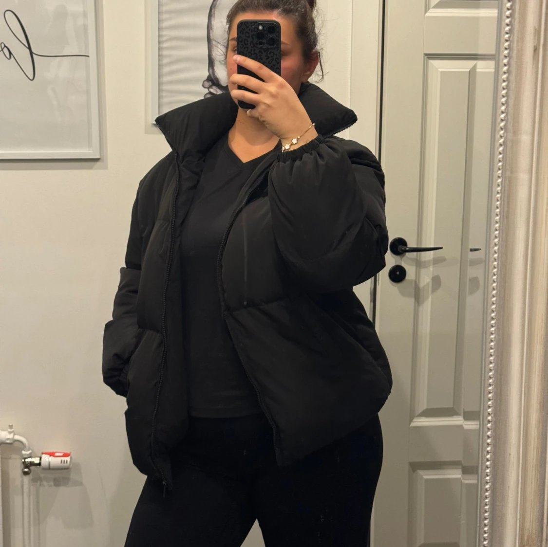 Svart pufferjacka med hög krage - 1