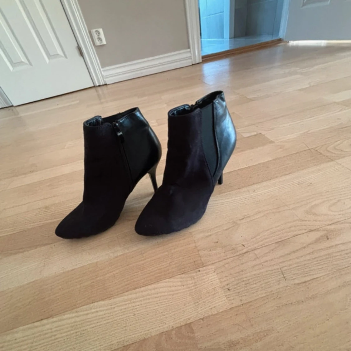 Svarta stövletter med klack och dragkedja - 2