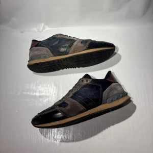 Valentino Rockrunners  - Hej! Säljer nu mina skor från märket Valentino, storlek 42 bra skick, allt på bilden ingår. Tveka inte på att höra av dig om du har frågor eller funderingar kring skorna! 