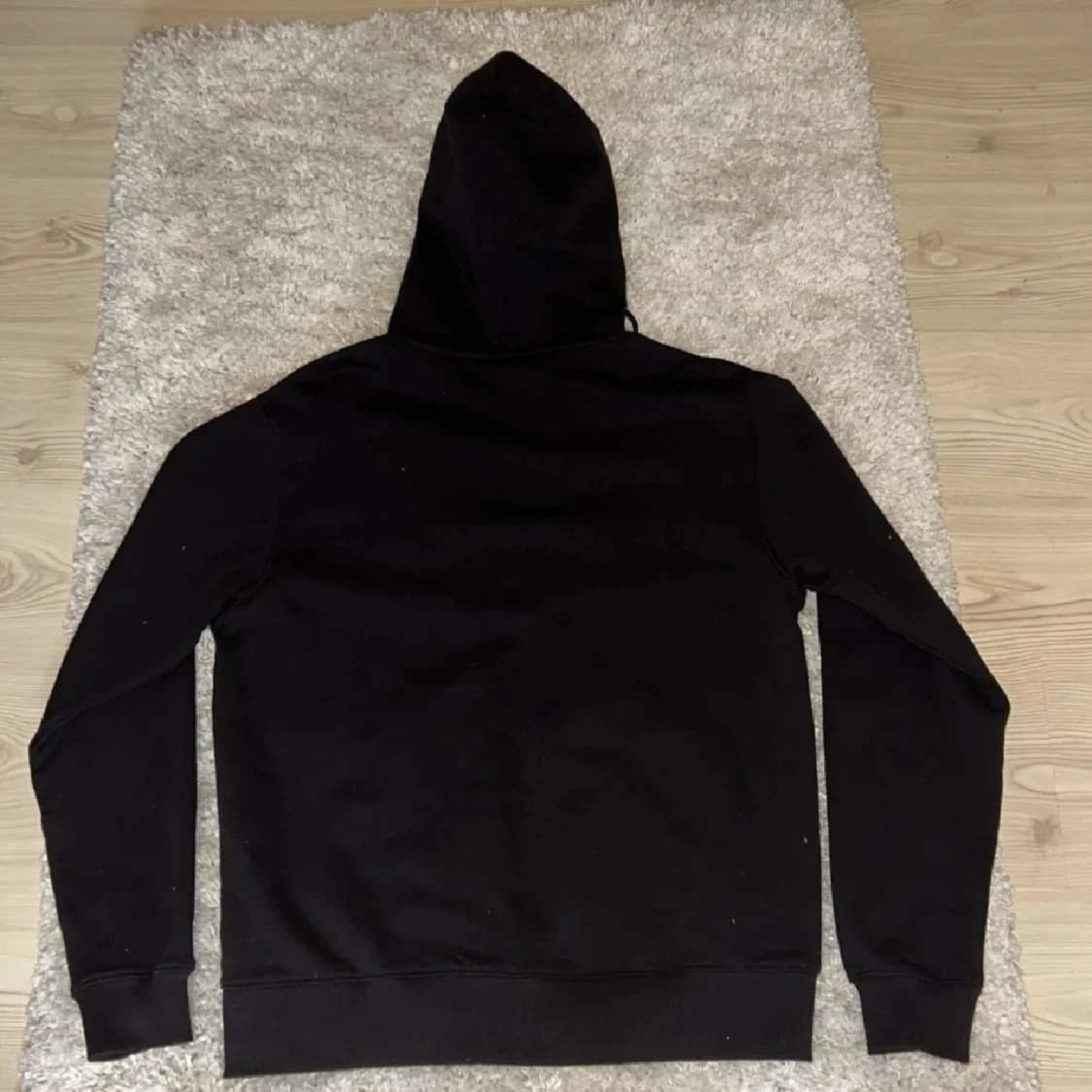 Svart hoodie från These Glory Days - 3