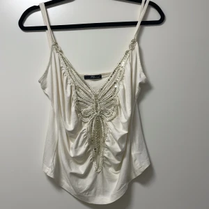 Vintage y2k guld & vit fjäril linne - Köpte second hand med taggen kvar, den tog jag bort men aldrig använt linnet. Har ingen märkt storlek men tror att det är M