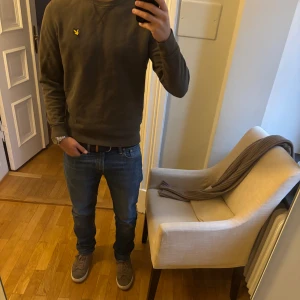 Grön Lyle & Scott tröja - Riktigt snygg grön tröja. Storlek S, men passar som M.