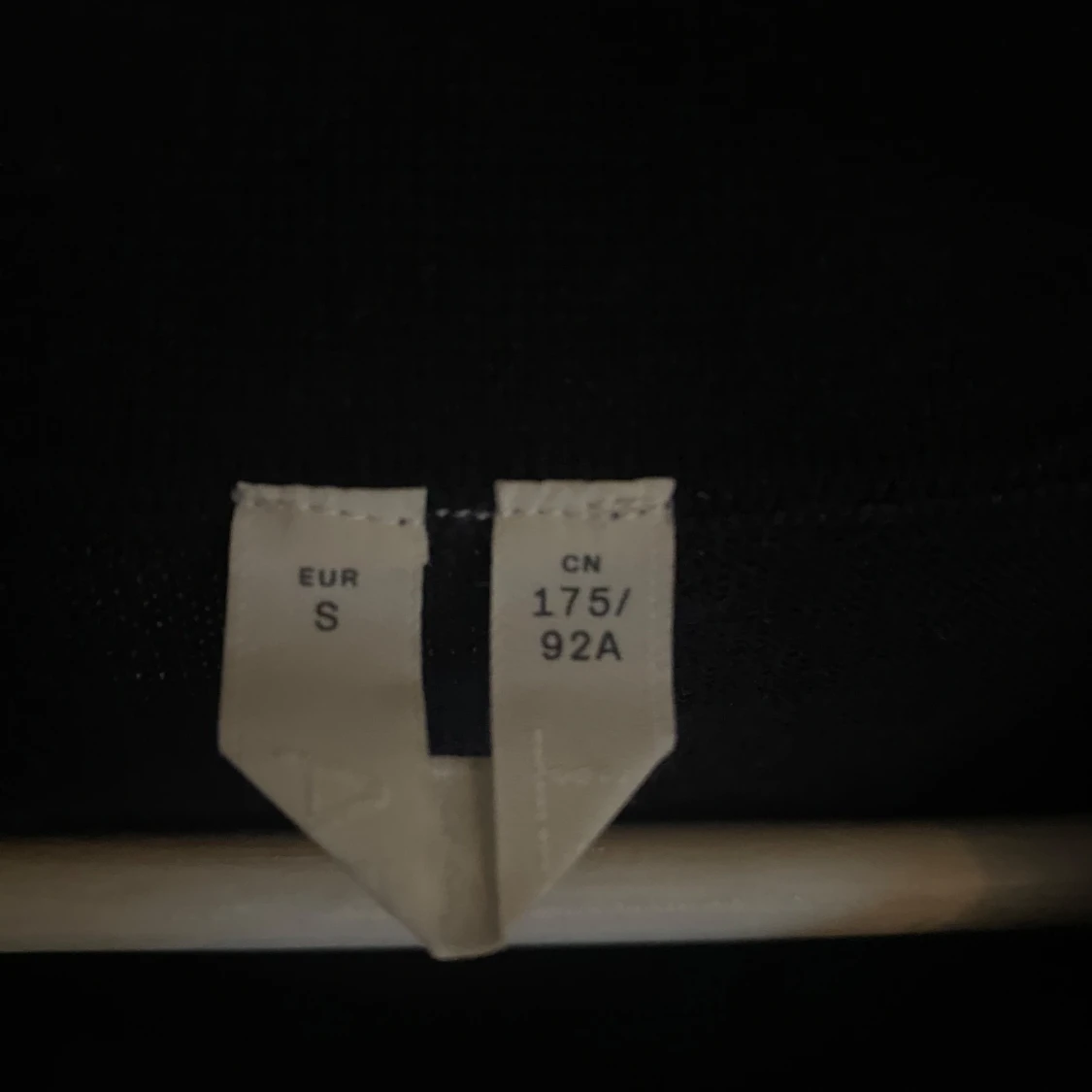 Marinblå pikétröja från Arket - 2