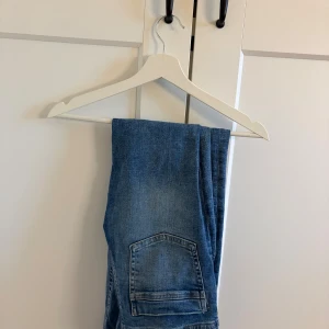 Blå jeans från Gina Tricot, storlek 170 - Snygga blå jeans från Gina Tricot, low boot