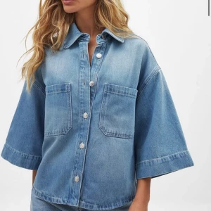 Oversized jeansskjorta från NA-KD - Helt oanvänd med prislapp på, nypris 700kr.
