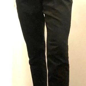 Slacker i bra skick - Ett par svarta knappt använda ankelkorta snygga slackers från HM med pressveck