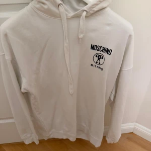 Vit hoodie från Moschino med tryck - Storlek XL, använd två gånger, köpt för 3500 men säljer den för 1499.