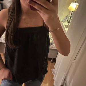 Svart linnetopp med tunna axelband - Otroligt söt linnetopp💕🙌🏻