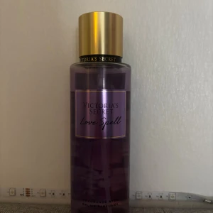 Victoria's Secret Love Spell mist - Populär body mist från Victoria's Secret i doften Love Spell. Perfekt för dig som vill ha en fräsch och lätt doft. Flaskan innehåller 250 ml.