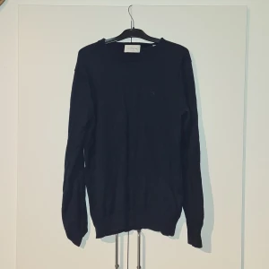 Mörkblå tröja från Scotch & Soda - En stilren mörkblå tröja från Scotch & Soda i storlek S. Tröjan har rund halsringning, diskret broderad logga på bröstet och är tillverkad i mjuk bomull. Perfekt för dig som gillar en clean och klassisk look. Kolla in mina andra saker jag säljer:)