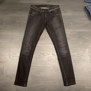 Tiger of Sweden jeans - Jeansen har aldrig använts och säljs ej längre. De är mörkgrå/svarta och sitter slim som även modellen heter. Skick: 10/10. Nypris: 1199. Storlek: 29-32🙌